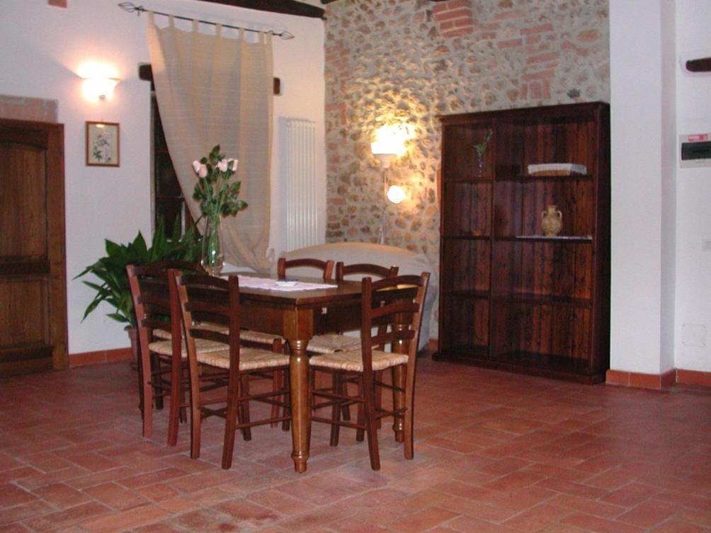 Gasthaus Casale Il Colombaio Di Toiano Valli Exterior foto